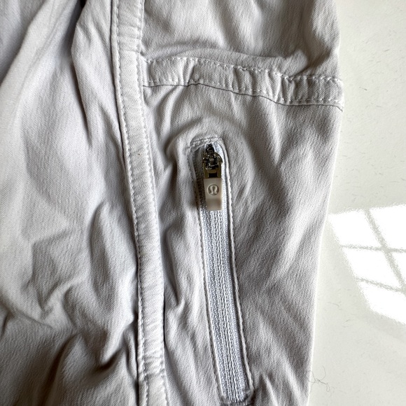 Lululemon Tracker Shorts, women’s, white, size 4 - Picture 3 of 7